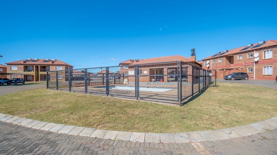 2 Bedroom Property for Sale in Waterval East North West